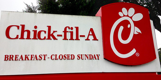Nghỉ bán Chủ Nhật nhưng doanh số vẫn gấp 4 lần KFC: Chick-fil-A và chiến lược “đạp đổ” truyền thống nhượng quyền - Ảnh 3. Nghỉ bán Chủ Nhật nhưng doanh số vẫn gấp 4 lần KFC: Chick-fil-A và chiến lược “đạp đổ” truyền thống nhượng quyền - Ảnh 3.